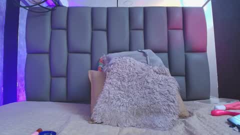 Mia online show from September 18, 12:15 pm