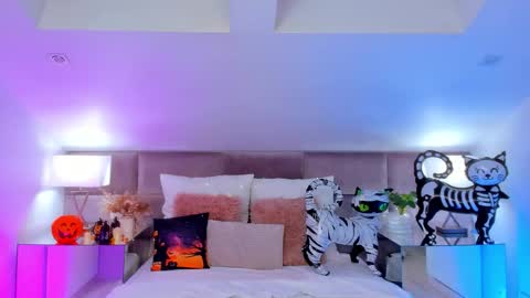 Snapshot of miaamuse chatting on October 31, 8:35 pm Mia online show from October 31, 8:35 pm