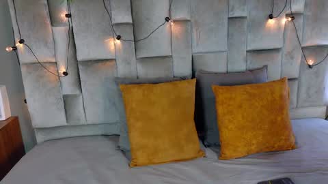 miaanderson__ online show from May 19, 12:01 pm