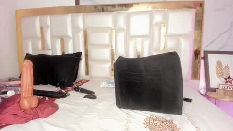 Snapshot of miaaxxx_ chatting on October 23, 3:45 am Mia online show from October 23, 3:45 am