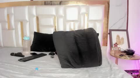 Snapshot of miaaxxx_ chatting on October 3, 3:11 am Mia online show from October 3, 3:11 am