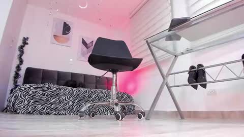 Mia Belier  online show from December 6, 11:35 pm