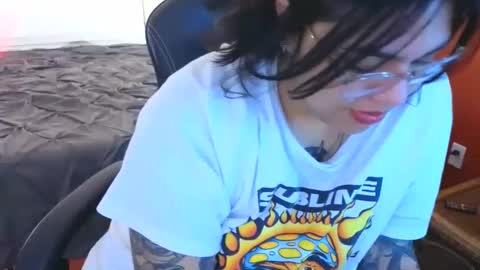 Snapshot of miacanela_xo chatting on December 24, 4:22 am Mia online show from December 24, 4:22 am