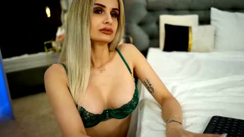 Mia online show from June 22, 6:49 pm