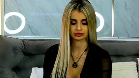 Mia online show from July 16, 8:35 pm