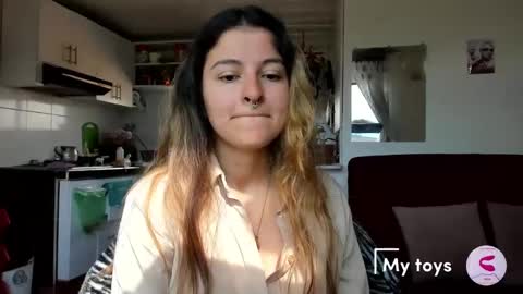Snapshot of miadimota chatting on March 1, 1:51 pm Mia online show from March 1, 1:51 pm