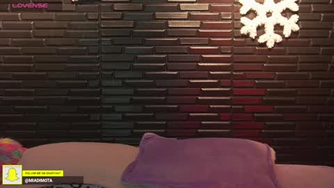 Snapshot of miadimota chatting on December 4, 4:10 am Mia online show from December 4, 4:10 am