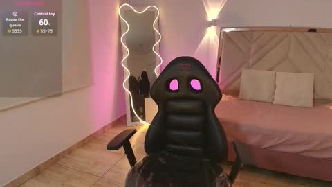 Snapshot of miagates_tay chatting on October 1, 3:44 am Mia online show from October 1, 3:44 am