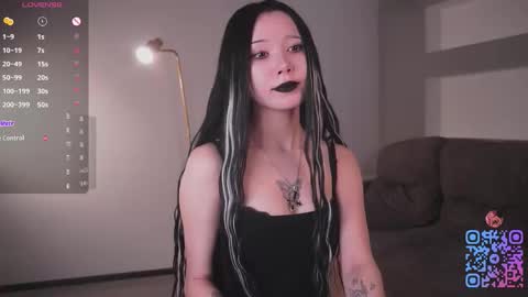 Snapshot of miagloww chatting on October 30, 7:11 am Mia online show from October 30, 7:11 am