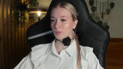 Mia online show from November 30, 6:39 am