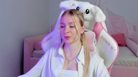 Mia online show from September 20, 5:44 pm