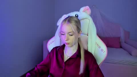 Mia online show from October 9, 5:39 pm