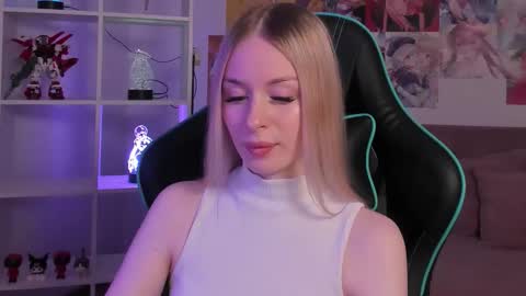 Mia online show from January 15, 5:30 pm