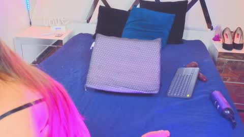 miah_stewart online show from April 14, 4:45 am