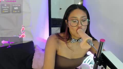 Mia online show from September 17, 2:04 pm