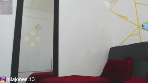   Mia Jones online show from January 15, 8:15 pm