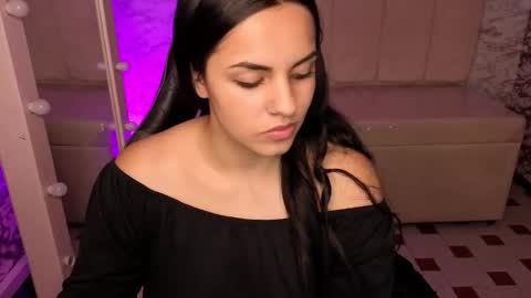 Snapshot of mialover_v chatting on October 4, 8:57 pm Hi Stream 1500 to 2100 online show from October 4, 8:57 pm