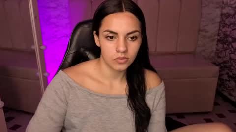 Snapshot of mialover_v chatting on October 6, 8:24 pm Hi Stream 1500 to 2100 online show from October 6, 8:24 pm