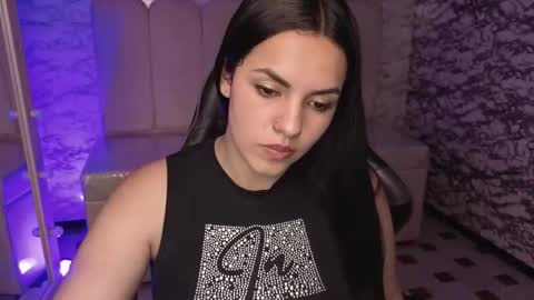 Snapshot of mialover_v chatting on September 22, 7:56 pm Hi Stream 1500 to 2100 online show from September 22, 7:56 pm