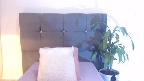 Snapshot of miamackleyn_ chatting on October 6, 2:01 pm MIA online show from October 6, 2:01 pm