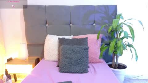 Snapshot of miamackleyn_ chatting on September 9, 1:33 pm MIA online show from September 9, 1:33 pm