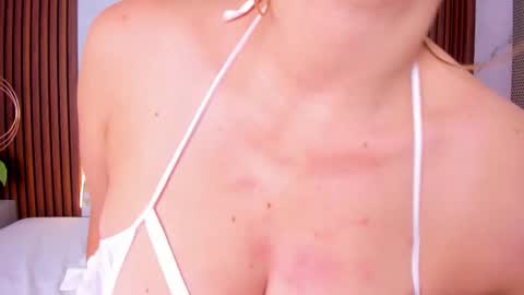 Snapshot of miamiller69 chatting on October 1, 5:34 am Mia  online show from October 1, 5:34 am