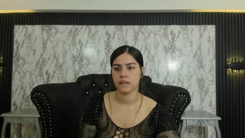 Mia   -5 7001400 Follow  online show from January 8, 12:05 pm