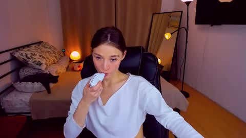 Mia online show from February 11, 6:01 pm