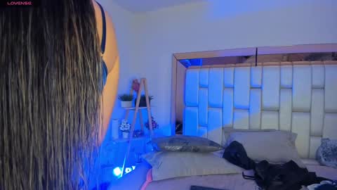Mia Villalobos online show from December 19, 6:01 pm