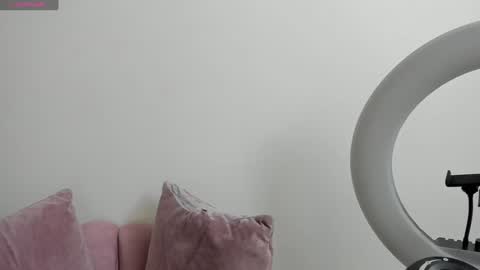 Mia Villalobos online show from December 19, 7:29 am