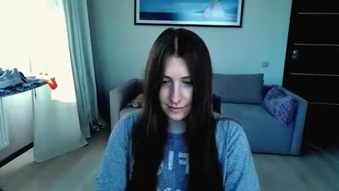 LuckyMia online show from May 7, 1:15 pm