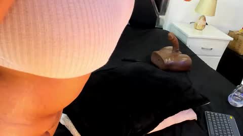 Snapshot of michellelewiss_ chatting on October 20, 1:25 pm Michelle online show from October 20, 1:25 pm