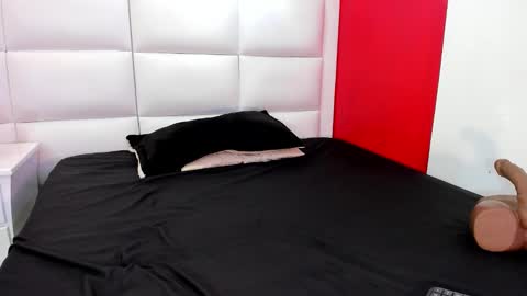 Snapshot of michellelewiss_ chatting on October 11, 2:09 pm Michelle online show from October 11, 2:09 pm