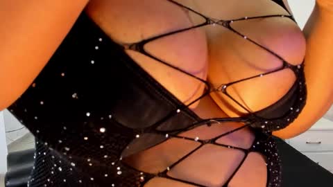 Snapshot of michellelewiss_ chatting on October 19, 1:24 pm Michelle online show from October 19, 1:24 pm