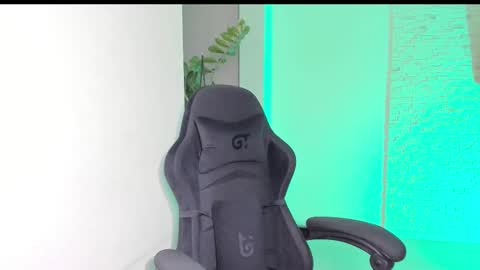 Michellee online show from November 16, 7:25 pm