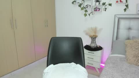 miiaa_k online show from July 1, 11:21 am