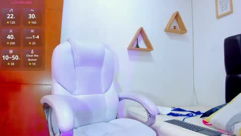 Snapshot of miiarod chatting on October 15, 7:05 pm mia sofia online show from October 15, 7:05 pm