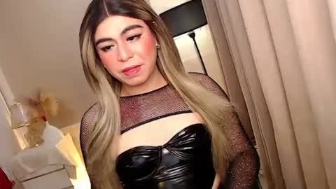 Snapshot of mikha_sensual chatting on October 23, 2:06 am Theresa Luna online show from October 23, 2:06 am