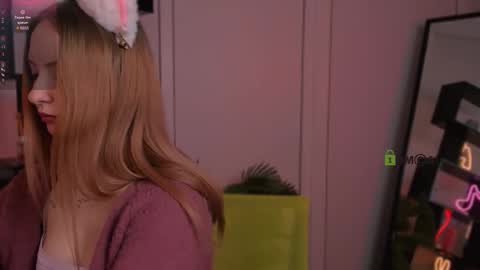 Snapshot of mila_glow chatting on October 3, 9:25 am mila_glow online show from October 3, 9:25 am