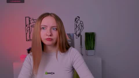 Snapshot of mila_glow chatting on October 1, 7:19 pm mila_glow online show from October 1, 7:19 pm