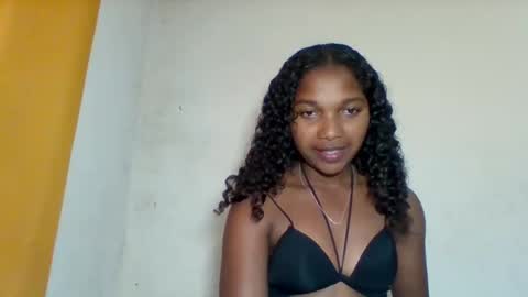 mila_lunah online show from April 24, 12:30 pm