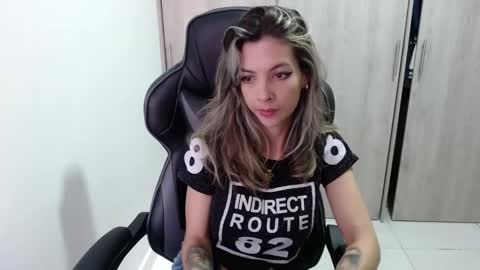 Snapshot of milacoxx8819 chatting on February 15, 5:28 pm milacoxx8819 online show from February 15, 5:28 pm