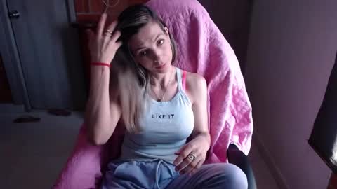 Snapshot of milacoxx8819 chatting on January 27, 5:48 pm milacoxx8819 online show from January 27, 5:48 pm