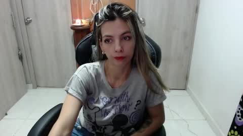 Snapshot of milacoxx8819 chatting on February 9, 2:17 am milacoxx8819 online show from February 9, 2:17 am