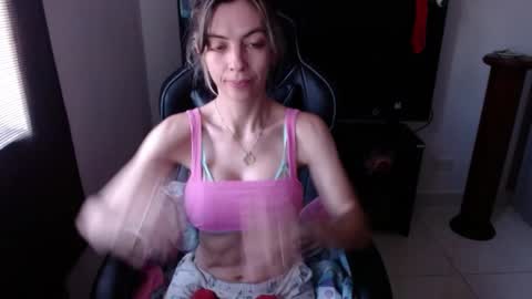 Snapshot of milacoxx8819 chatting on January 22, 2:46 pm milacoxx8819 online show from January 22, 2:46 pm