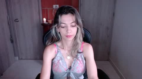 Snapshot of milacoxx8819 chatting on February 12, 12:12 pm milacoxx8819 online show from February 12, 12:12 pm