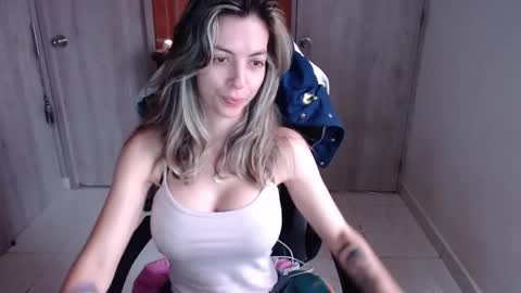 Snapshot of milacoxx8819 chatting on February 8, 2:49 pm milacoxx8819 online show from February 8, 2:49 pm