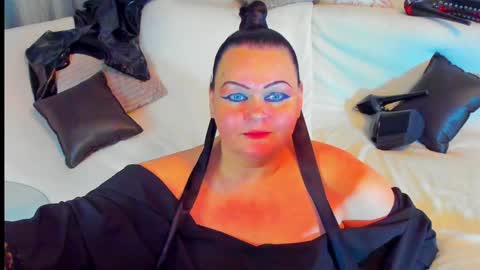 Lana online show from December 4, 5:55 pm