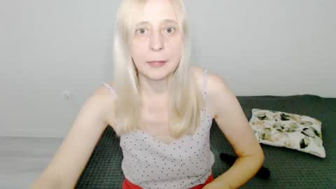 Snapshot of milanav chatting on February 16, 1:27 am Milena online show from February 16, 1:27 am