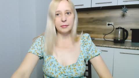 Snapshot of milanav chatting on December 4, 3:37 am Milena online show from December 4, 3:37 am